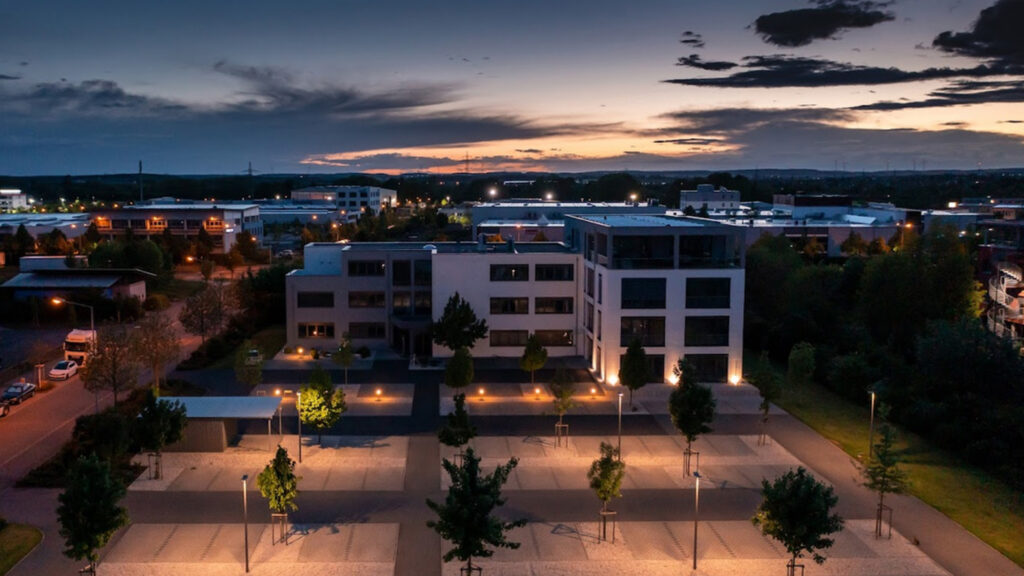 MLF Mercator-Leasing GmbH & Co. Finanz-KG (MLF Mercator) building lit up at night